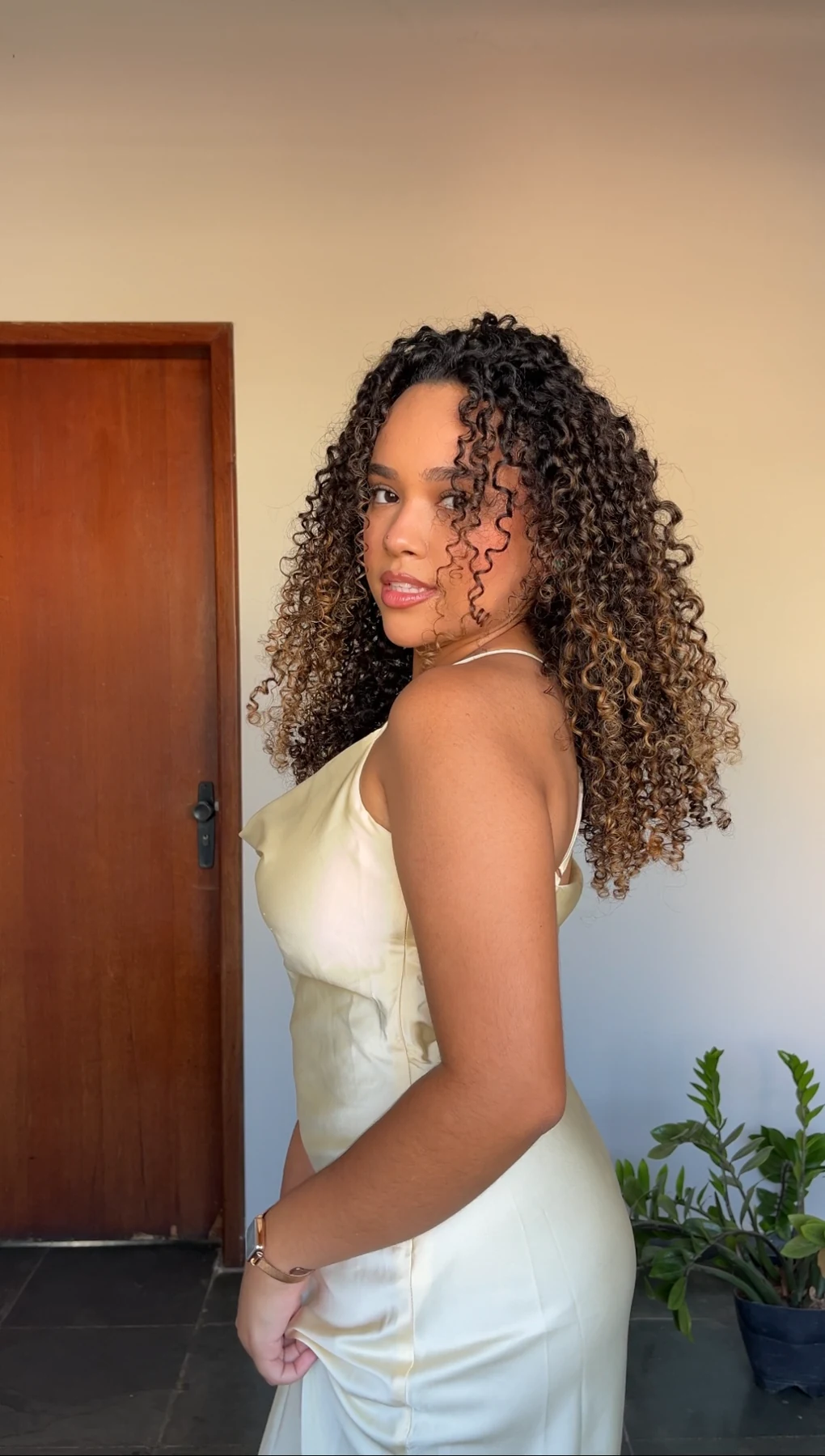 Ketlen de perfil, com cachos soltos e vestido claro