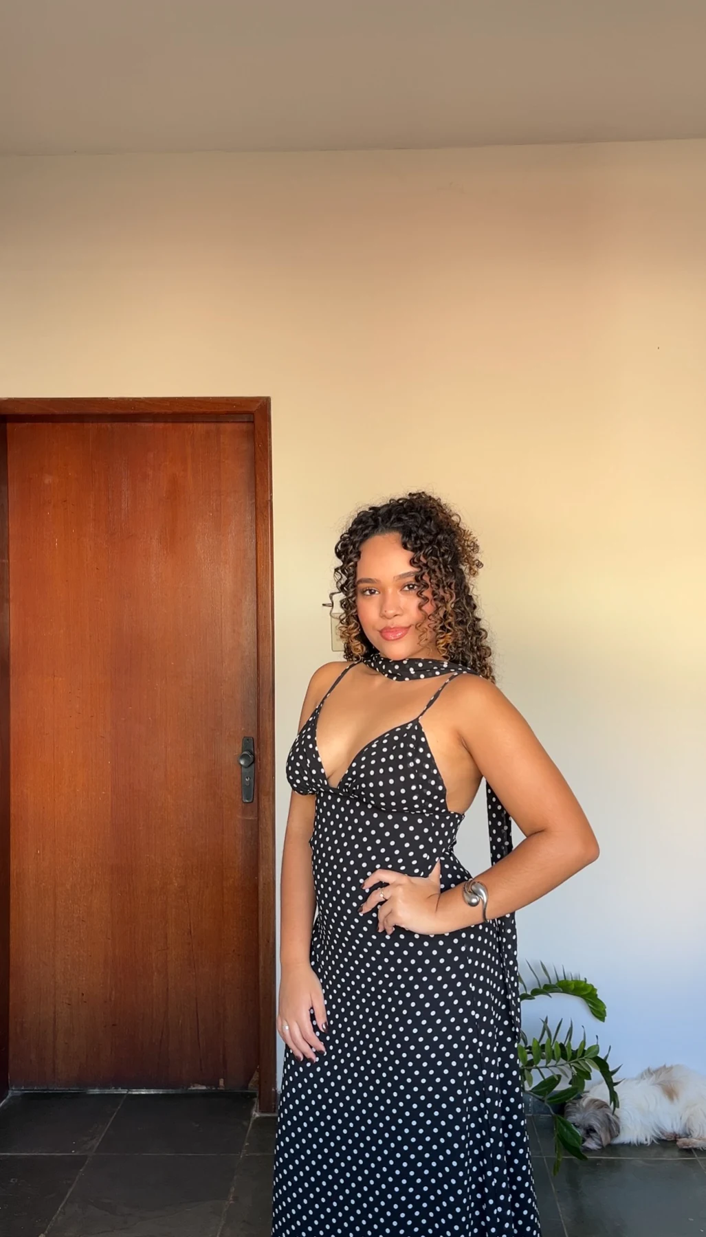 Ketlen com vestido preto de poás, em retrato de corpo inteiro